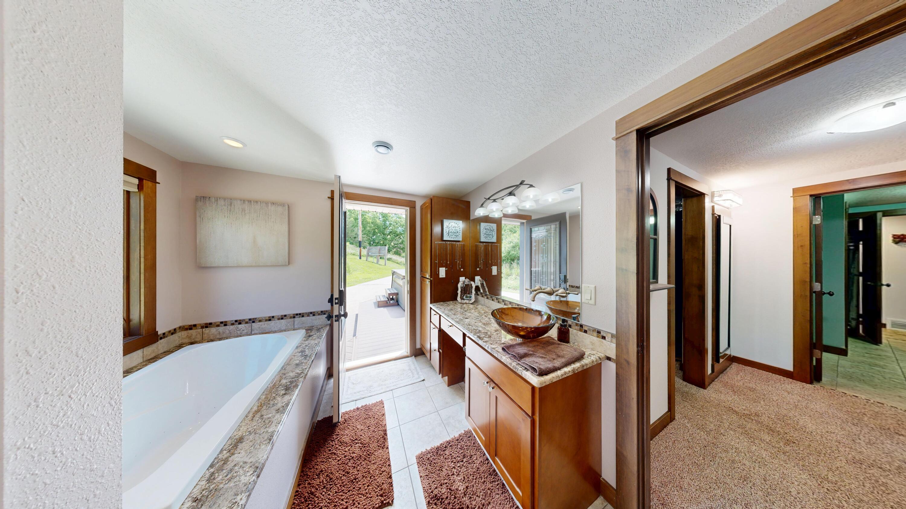 580 Skunk Hollow Road La Crescent, MN 55947 - Photo 27 of 83 MBR Bathroom