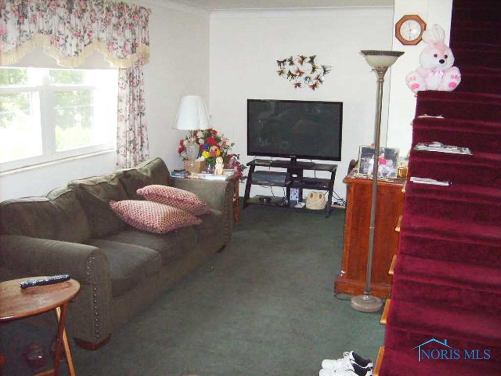 2316 West Alexis Road Toledo, OH 43613 - Photo 3 of 20 Living Room.