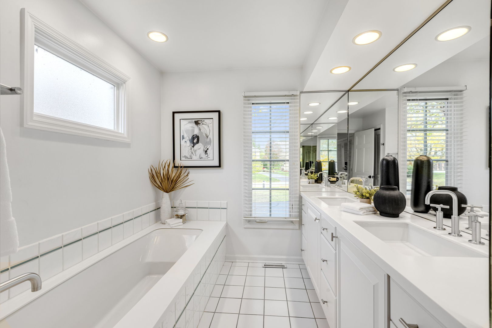540 Buena Road Lake Forest, IL 60045 - Photo 16 of 35 a bathroom with a tub a sink and mirror
