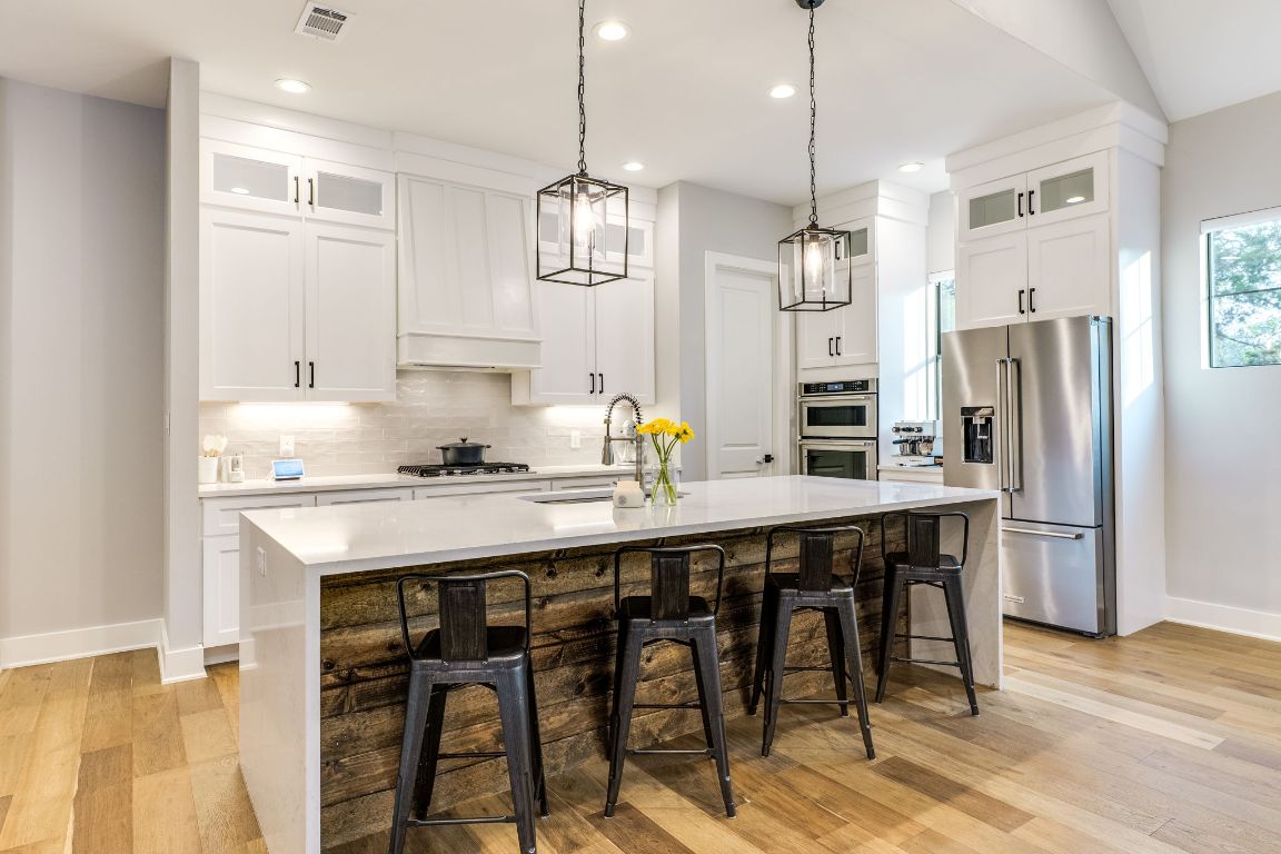 5904 Hudson Bend Road Austin, TX 78734 - Photo 11 of 37 This wonderful island is ideal for casual dining, socializing with the chef, and providing extra preparation space.