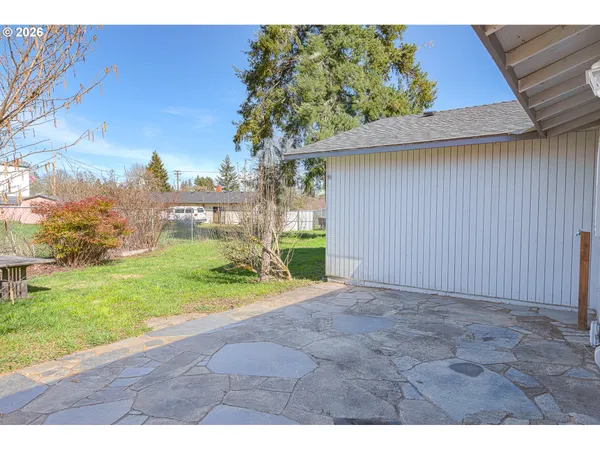 a view of a backyard