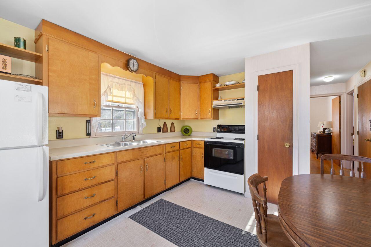 7 Captain Thomas Road Ogunquit, ME 03907 - Photo 12 of 36 Kitchen