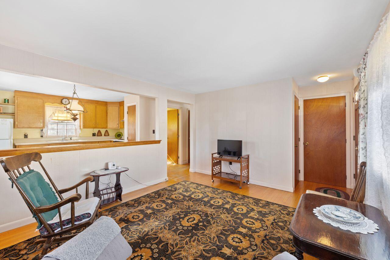 7 Captain Thomas Road Ogunquit, ME 03907 - Photo 19 of 36 Living Room