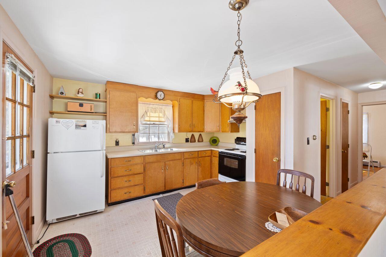 7 Captain Thomas Road Ogunquit, ME 03907 - Photo 8 of 36 Kitchen