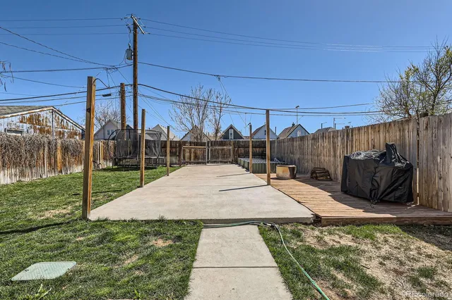 a view of a backyard