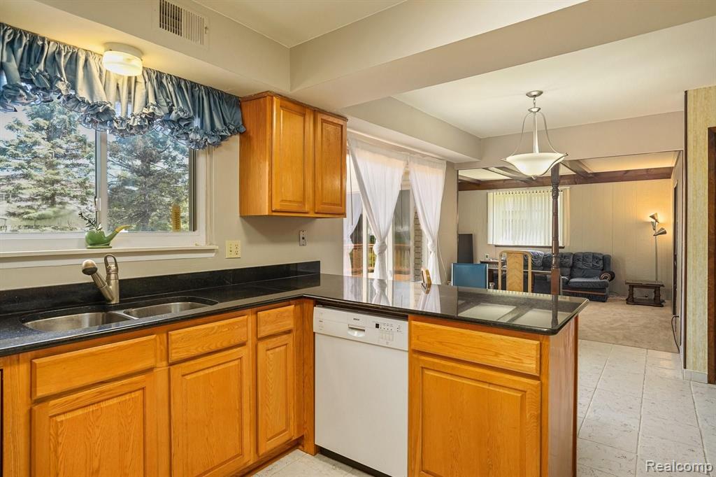 691 Abbey Court Rochester Hills, MI 48307 - Photo 9 of 39