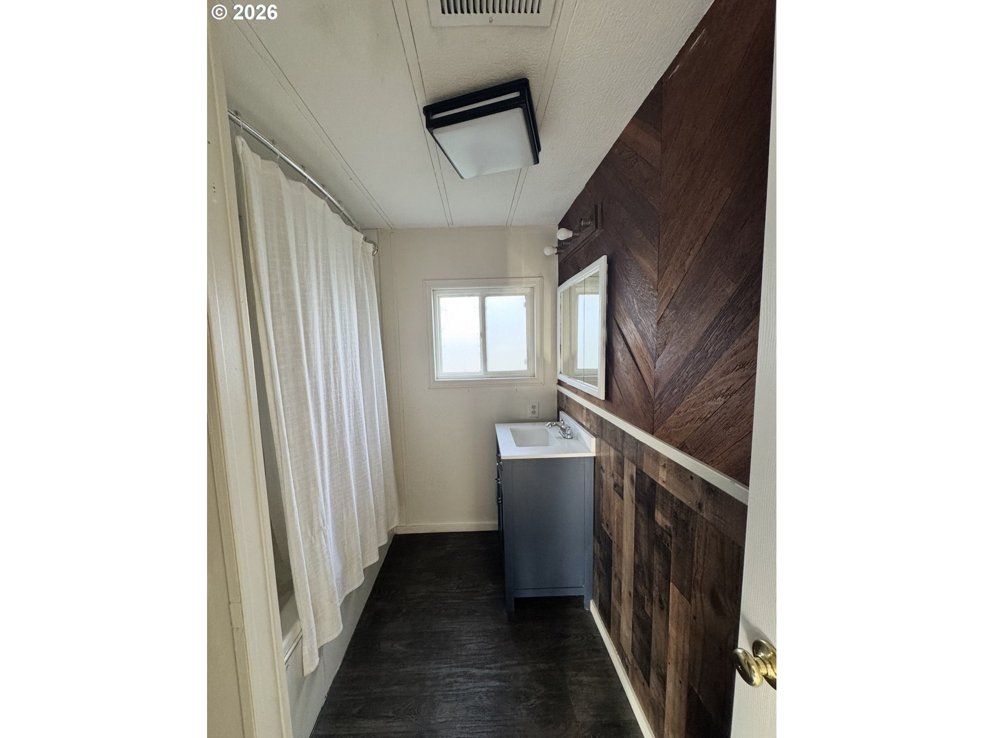 74593 Depot Lane Irrigon, OR 97844 - Photo 13 of 28 a view of a hallway with windows