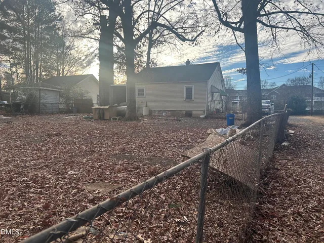 a view of a house with a backyard