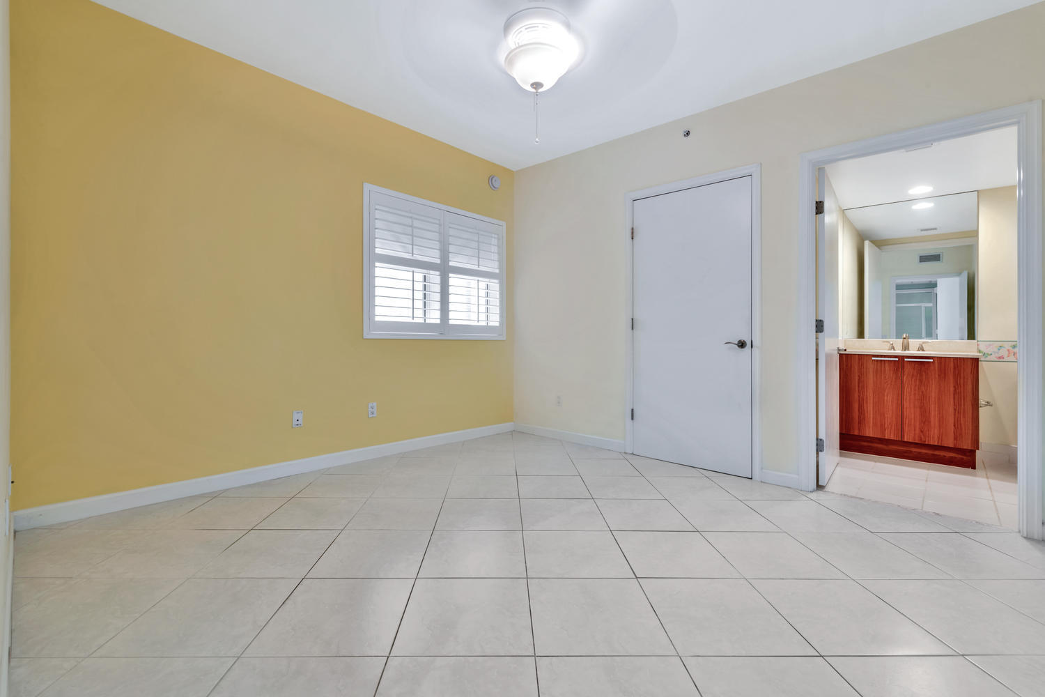 2640 Lake Shore Drive, Unit 1011 Riviera Beach, FL 33404 - Photo 17 of 60 an empty room with a bathroom and mirror