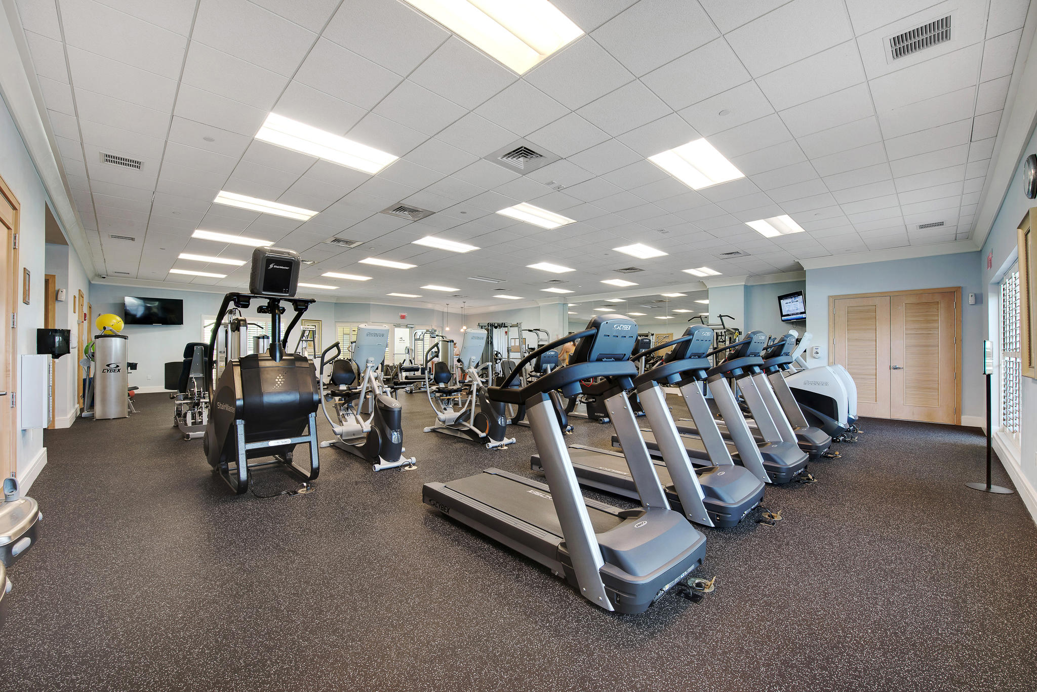 2640 Lake Shore Drive, Unit 1011 Riviera Beach, FL 33404 - Photo 41 of 60 a view of a room with gym equipment