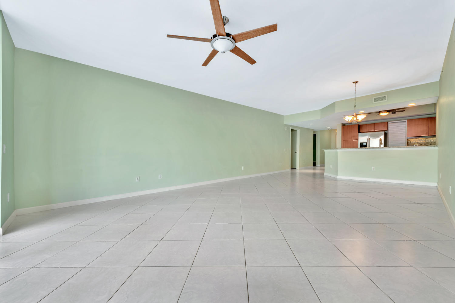 2640 Lake Shore Drive, Unit 1011 Riviera Beach, FL 33404 - Photo 5 of 60 LIVING/DINING