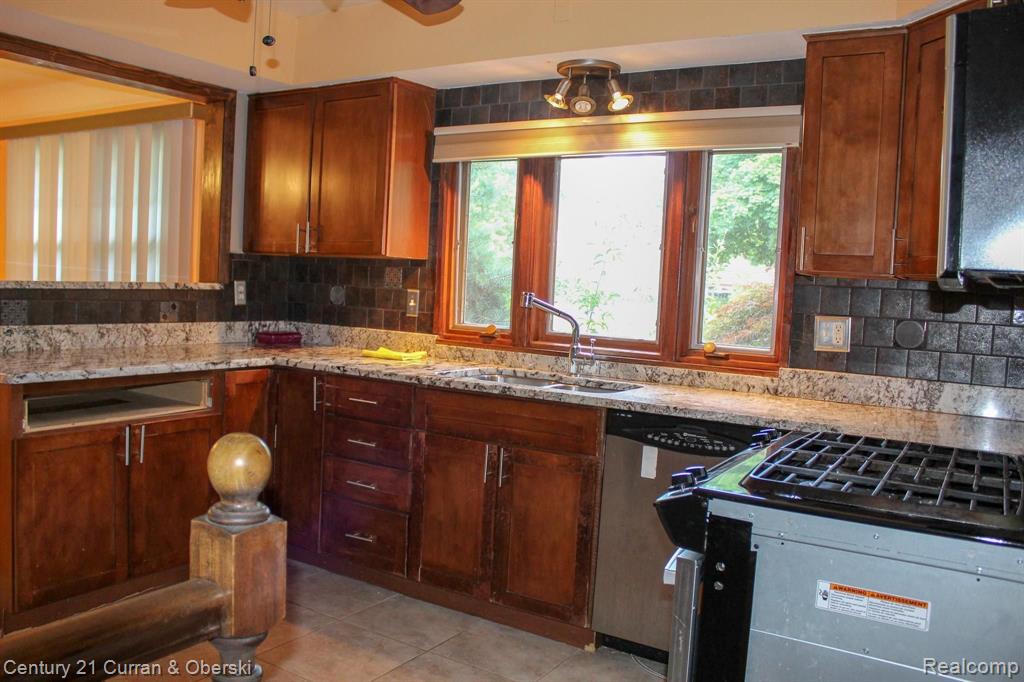 854 South Gulley Road Dearborn Heights, MI 48125 - Photo 5 of 25