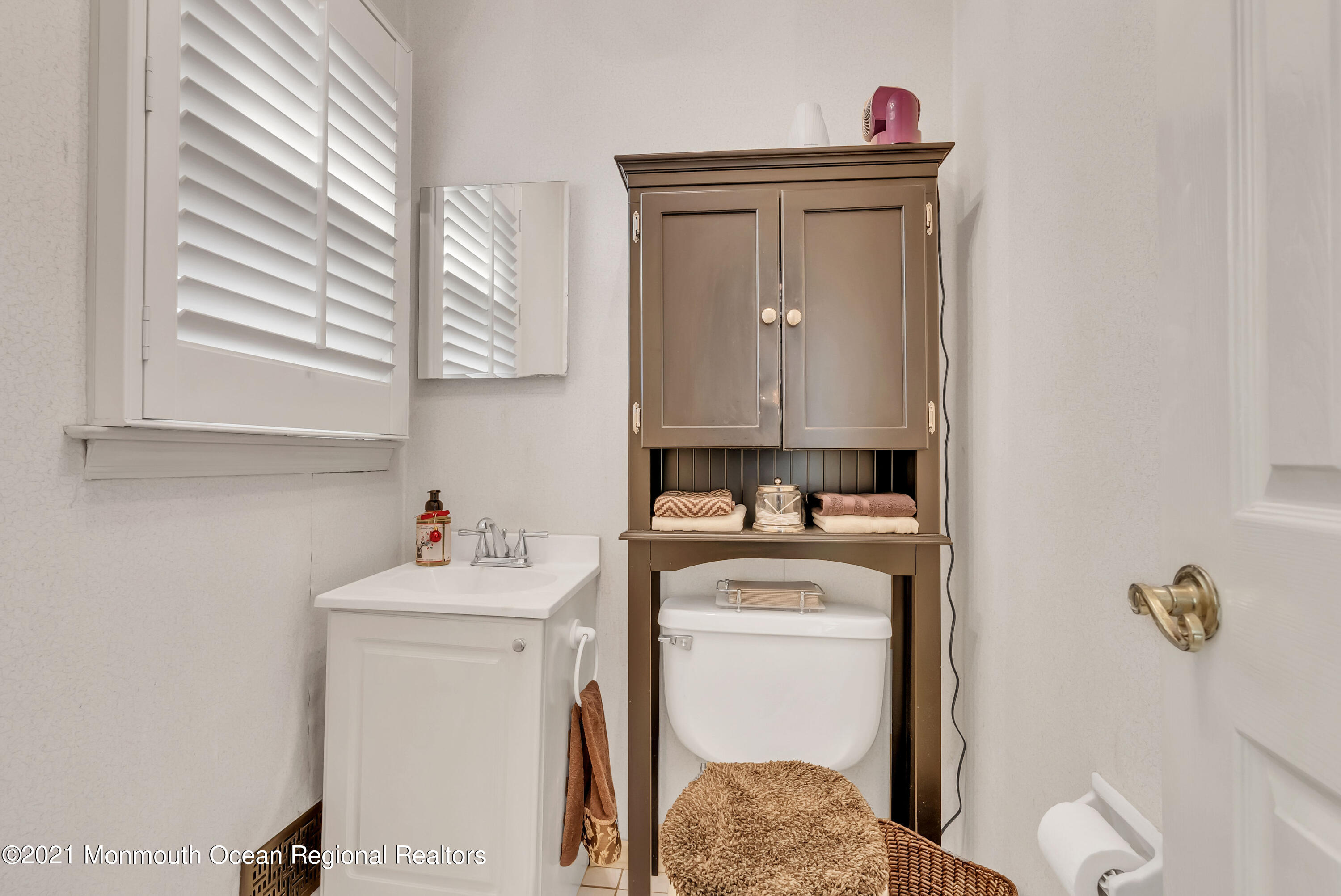 128 Whalepond Road Oakhurst, NJ 07755 - Photo 20 of 33 a utility room with sink dryer and washer