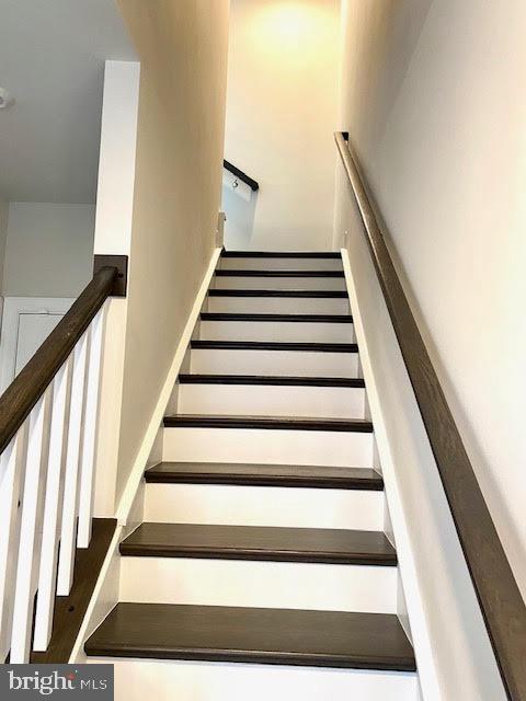 22538 Foundation Drive Ashburn, VA 20148 - Photo 5 of 33 Oak Stairs!
