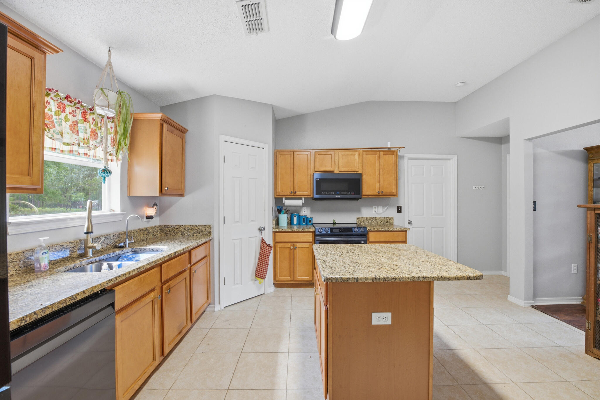 6204 Flash Lane Crestview, FL 32536 - Photo 11 of 32 kitchen