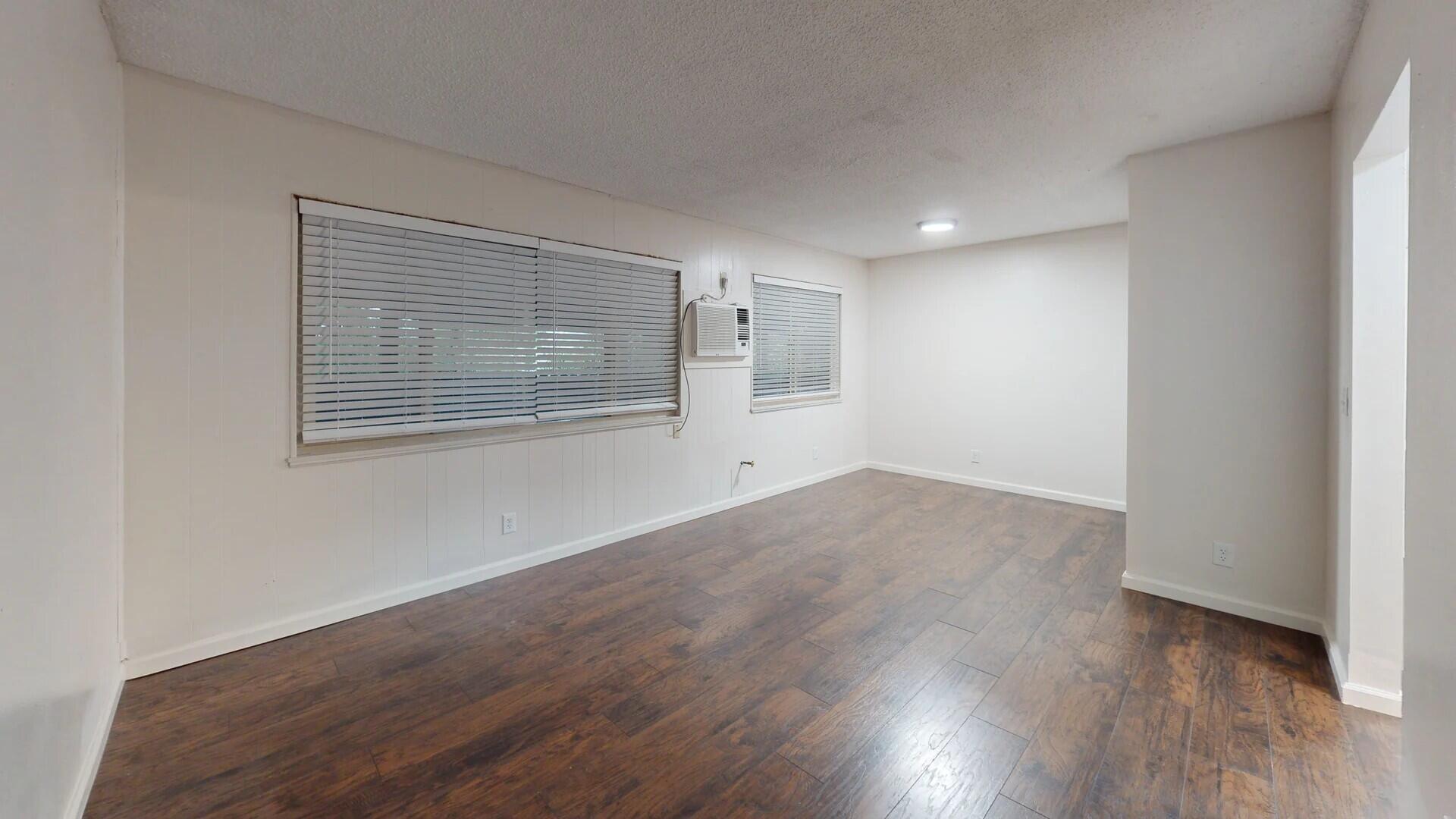 1553 Riverside Drive Redding, CA 96001 - Photo 34 of 51 Unit 6 Living Room