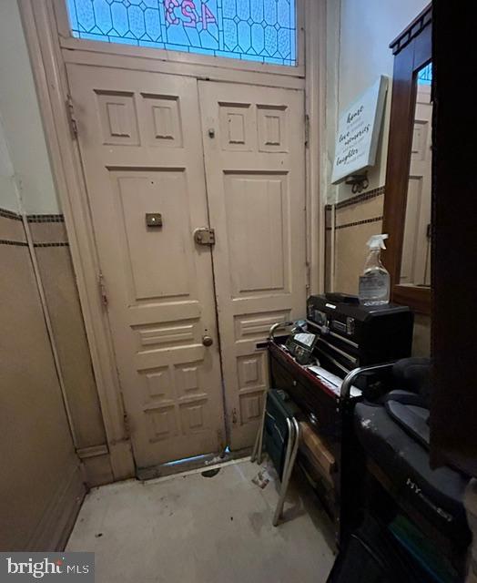 423 Spring Street Reading, PA 19601 - Photo 14 of 16 front hallway
