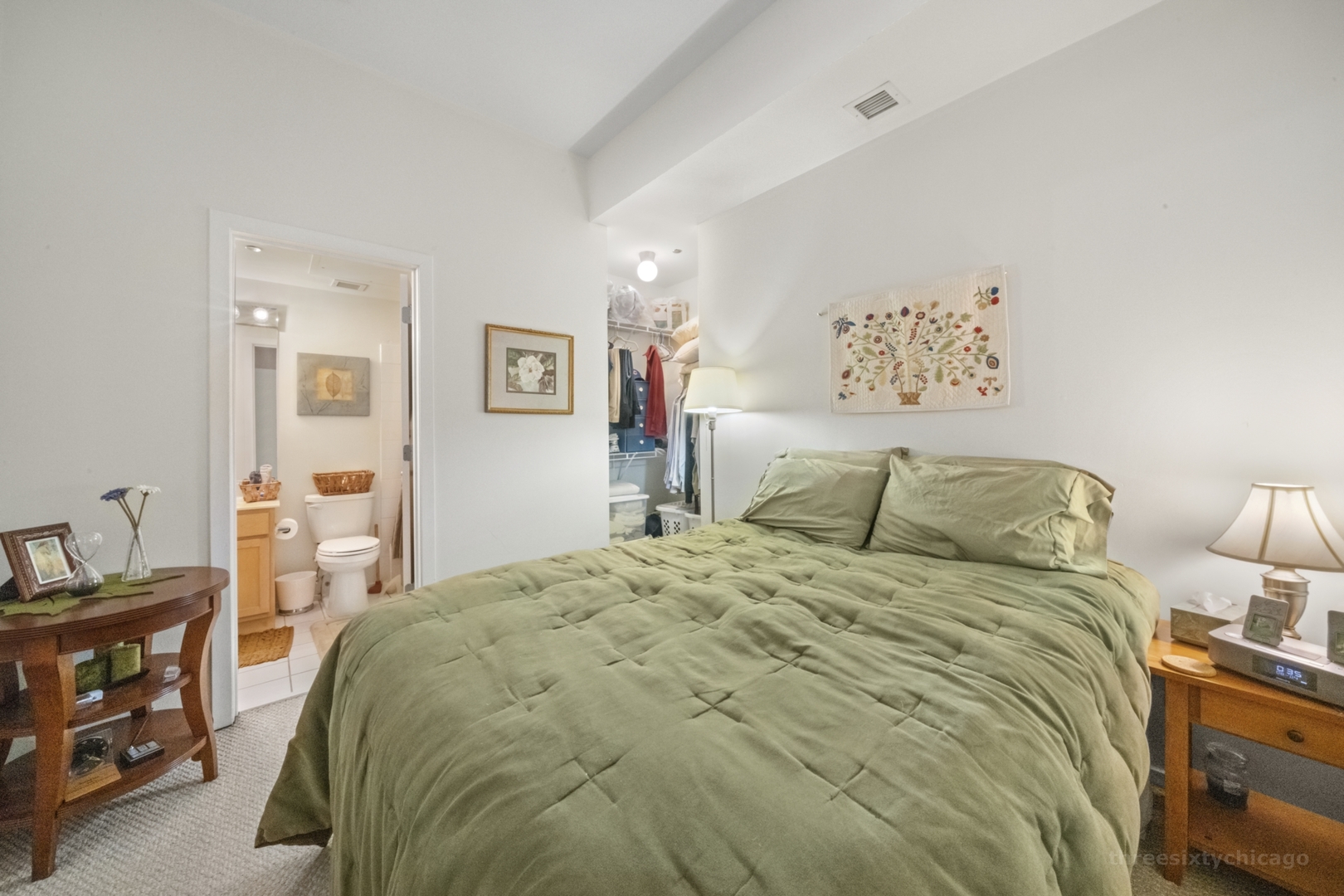 208 West Washington Street, Unit 1002 Chicago, IL 60606 - Photo 8 of 16 a bed sitting in a bedroom and a lamp