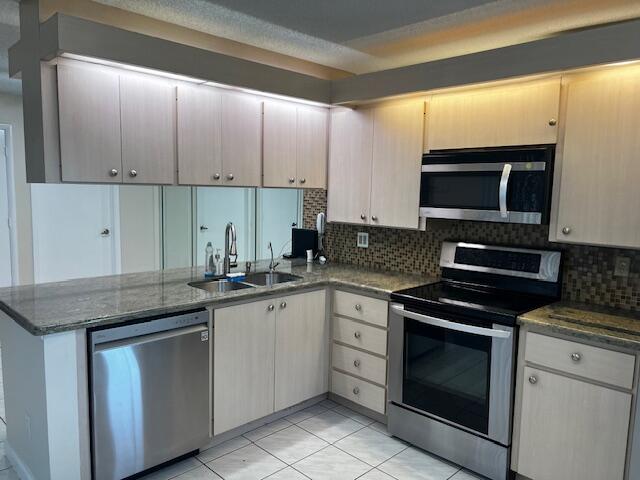 4701 Roxbury Court Boynton Beach, FL 33436 - Photo 2 of 29 Large Kitchen