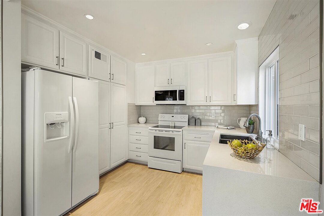 2345 Roscomare Road, Unit 201 Los Angeles, CA 90077 - Photo 3 of 17