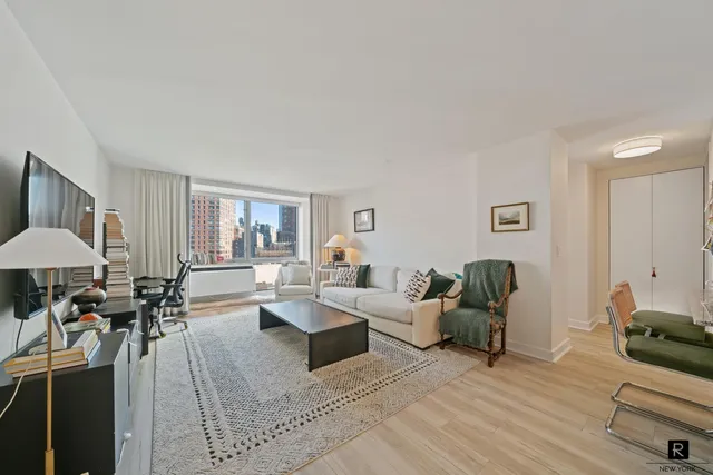 $1,850,000 | 1965 Broadway, Unit 9D | Upper West Side