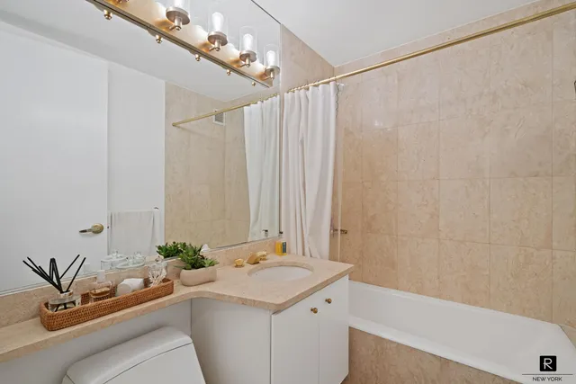 $1,850,000 | 1965 Broadway, Unit 9D | Upper West Side