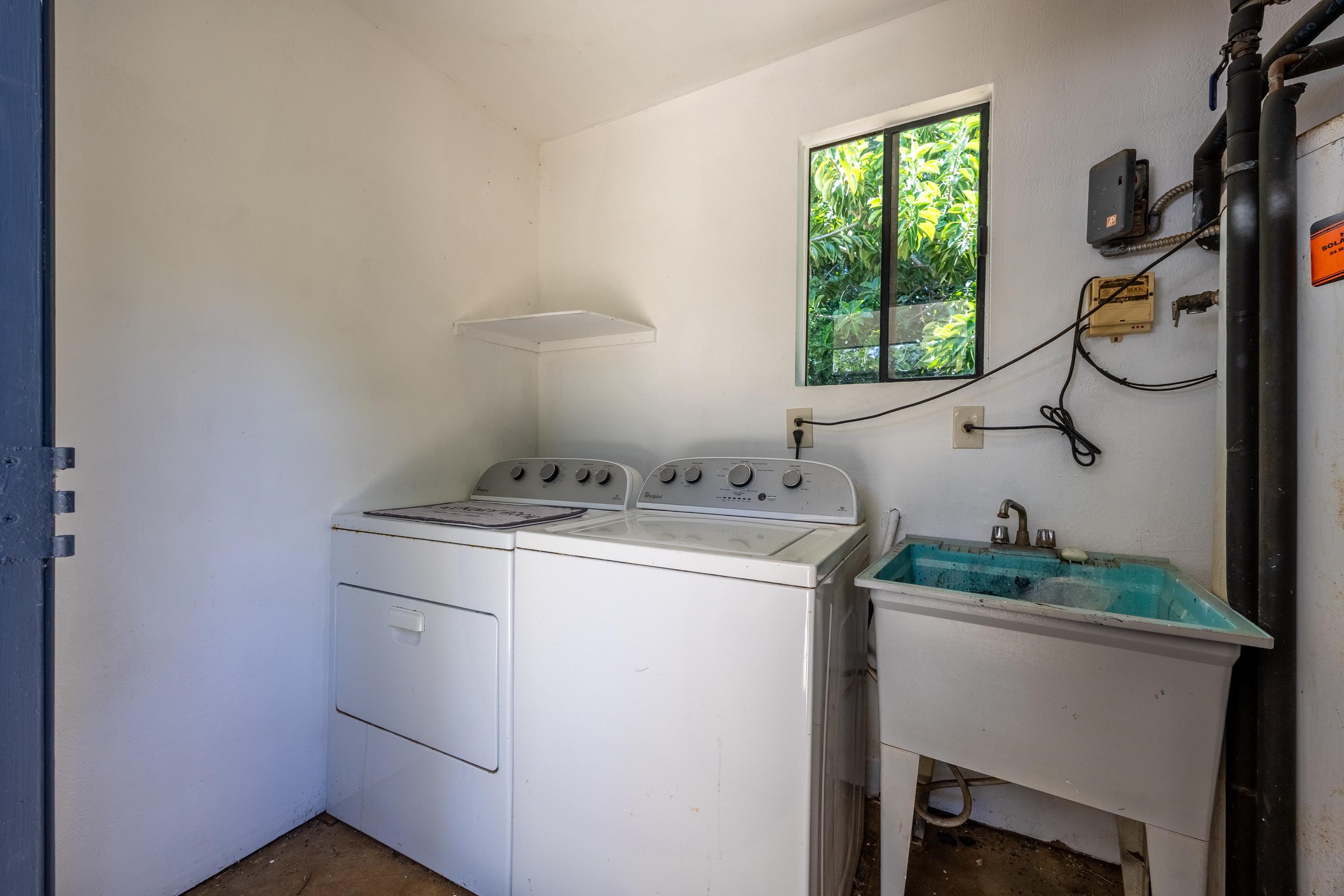 81 Kapuai Road Haiku, HI 96708 - Photo 32 of 50 a utility room with dryer and washer