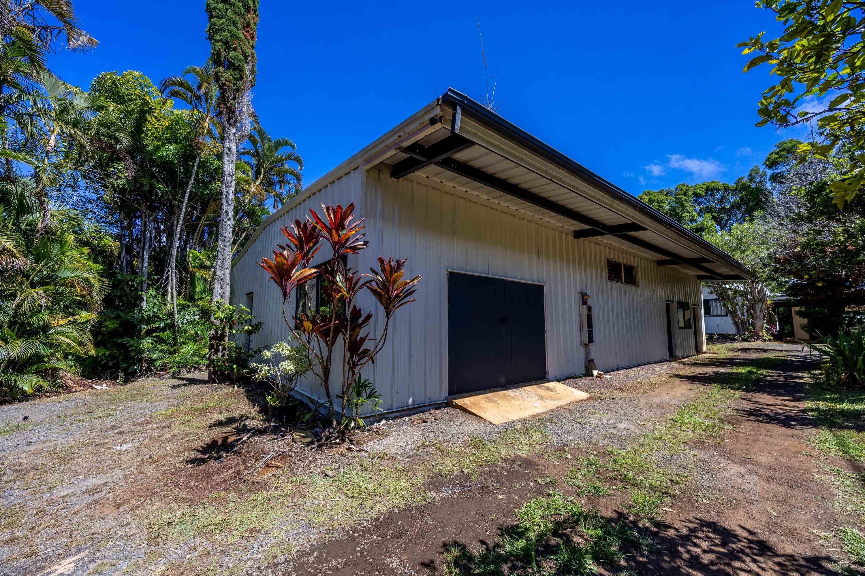 81 Kapuai Road Haiku, HI 96708 - Photo 6 of 50 a front view of a house with garden