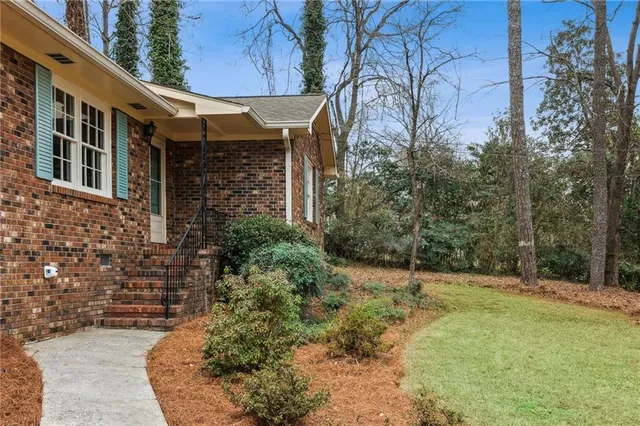 a view of a house with a yard