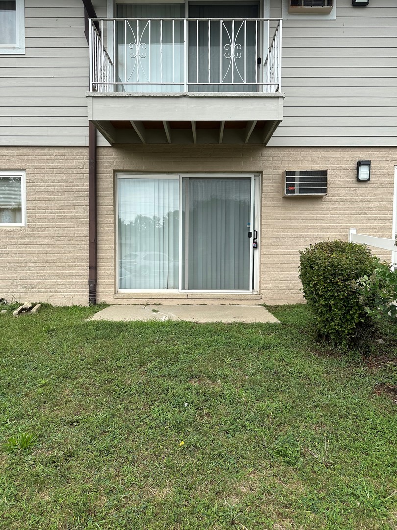 850 East Old Willow Road, Unit 108 Prospect Heights, IL 60070 - Photo 2 of 9 a front view of a house with balcony