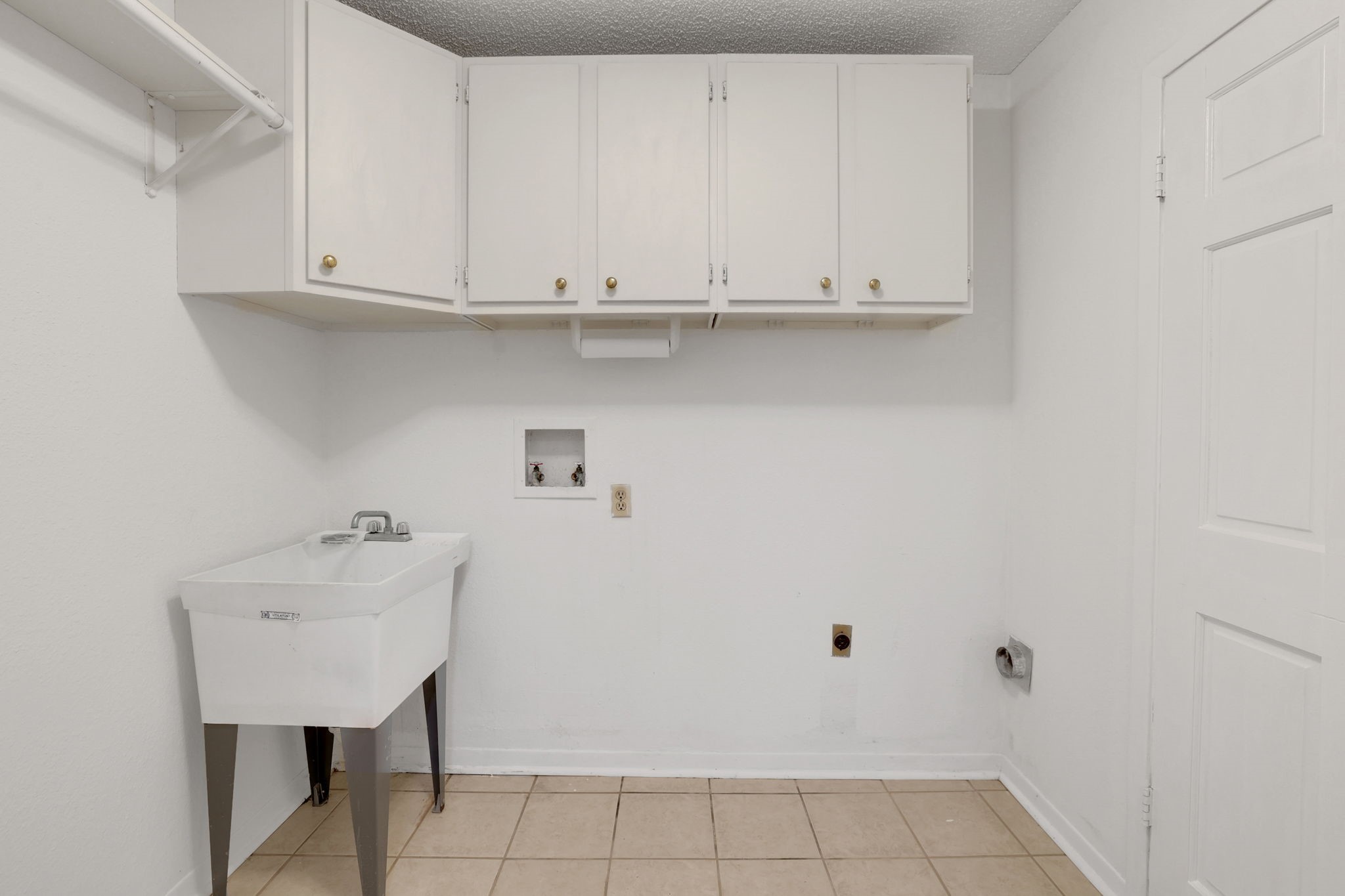 113 Hillendale Street Livingston, TX 77351 - Photo 12 of 36 Laundry room between the hallway and the garage
