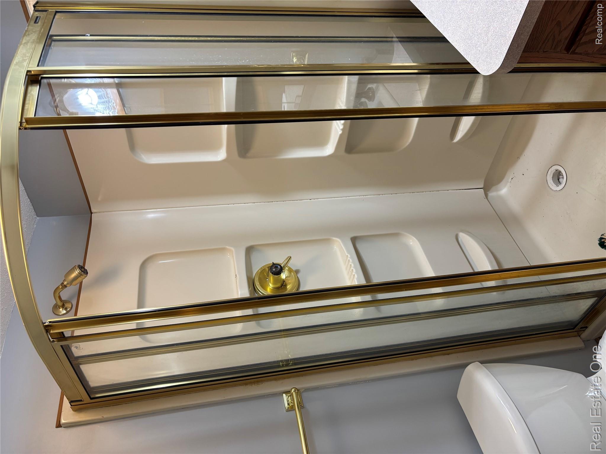 109 West Kennett Road Pontiac, MI 48340 - Photo 12 of 33 1st Floor Bath