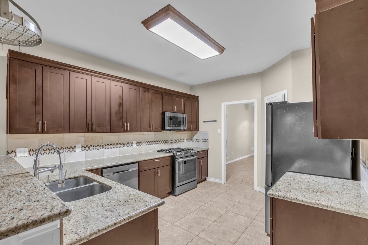 23915 Spring Oak Drive Spring, TX 77373 - Photo 7 of 37 Gallery Image 7