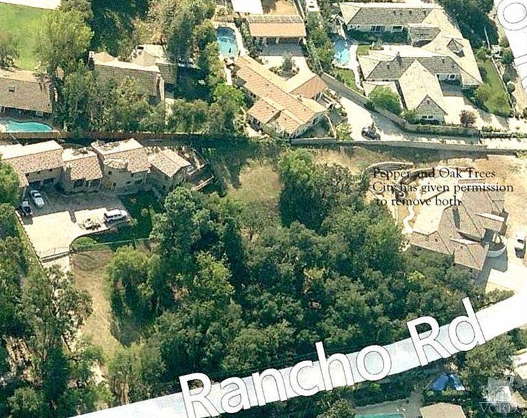 418 Rancho Road Thousand Oaks, CA 91362 - Photo 22 of 24 a backyard of a house with a lake view