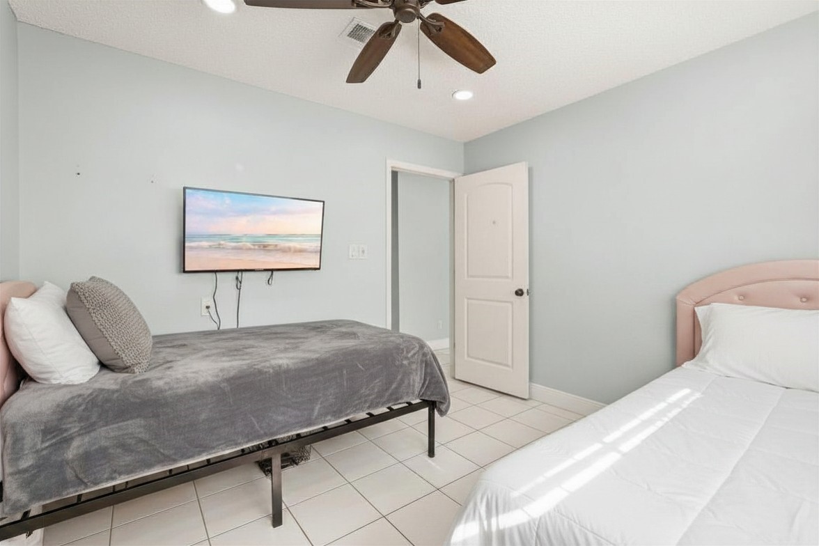 9458 Neuens Road, Unit 9458 Houston, TX 77080 - Photo 13 of 22 Bedroom
