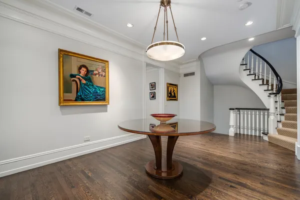 a view of a livingroom with furniture