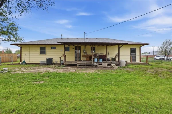 $220,000 | 405 West College Street, Odessa, MO 64076