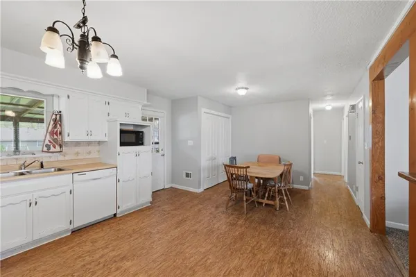 $220,000 | 405 West College Street, Odessa, MO 64076