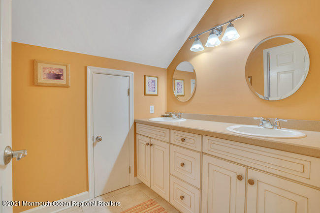 53 Stillhouse Road Millstone Township, NJ 08535 - Photo 33 of 55 2nd Floor Full Bath