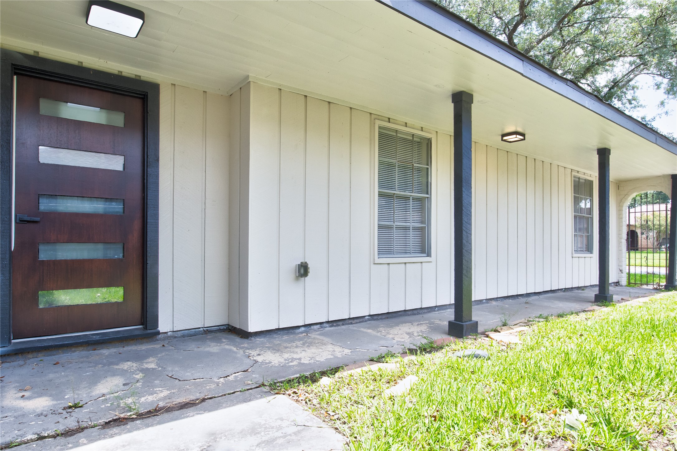 8406 Beechaven Road La Porte, TX 77571 - Photo 3 of 27 front entrance covered patio.