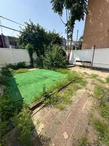 a view of a backyard