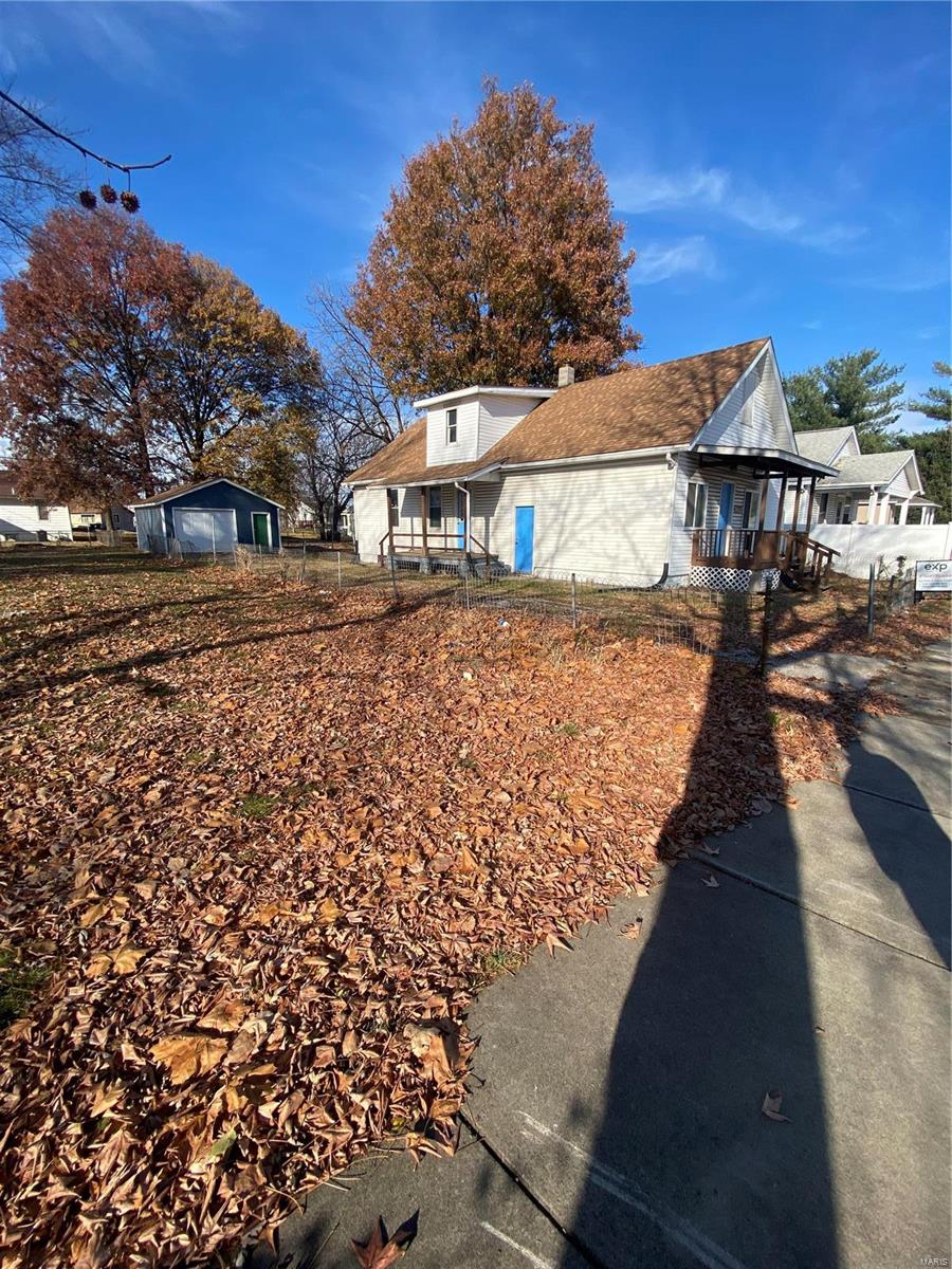1835 Rhodes Street Madison, IL 62060 - Photo 2 of 32