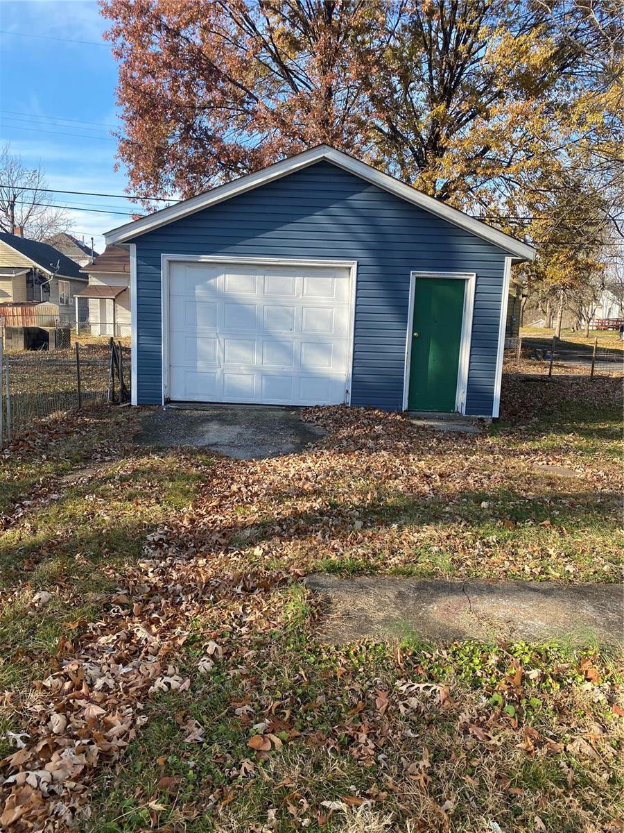 1835 Rhodes Street Madison, IL 62060 - Photo 4 of 32