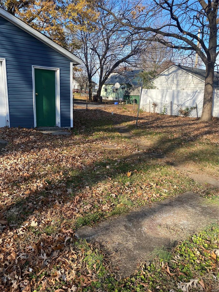 1835 Rhodes Street Madison, IL 62060 - Photo 5 of 32