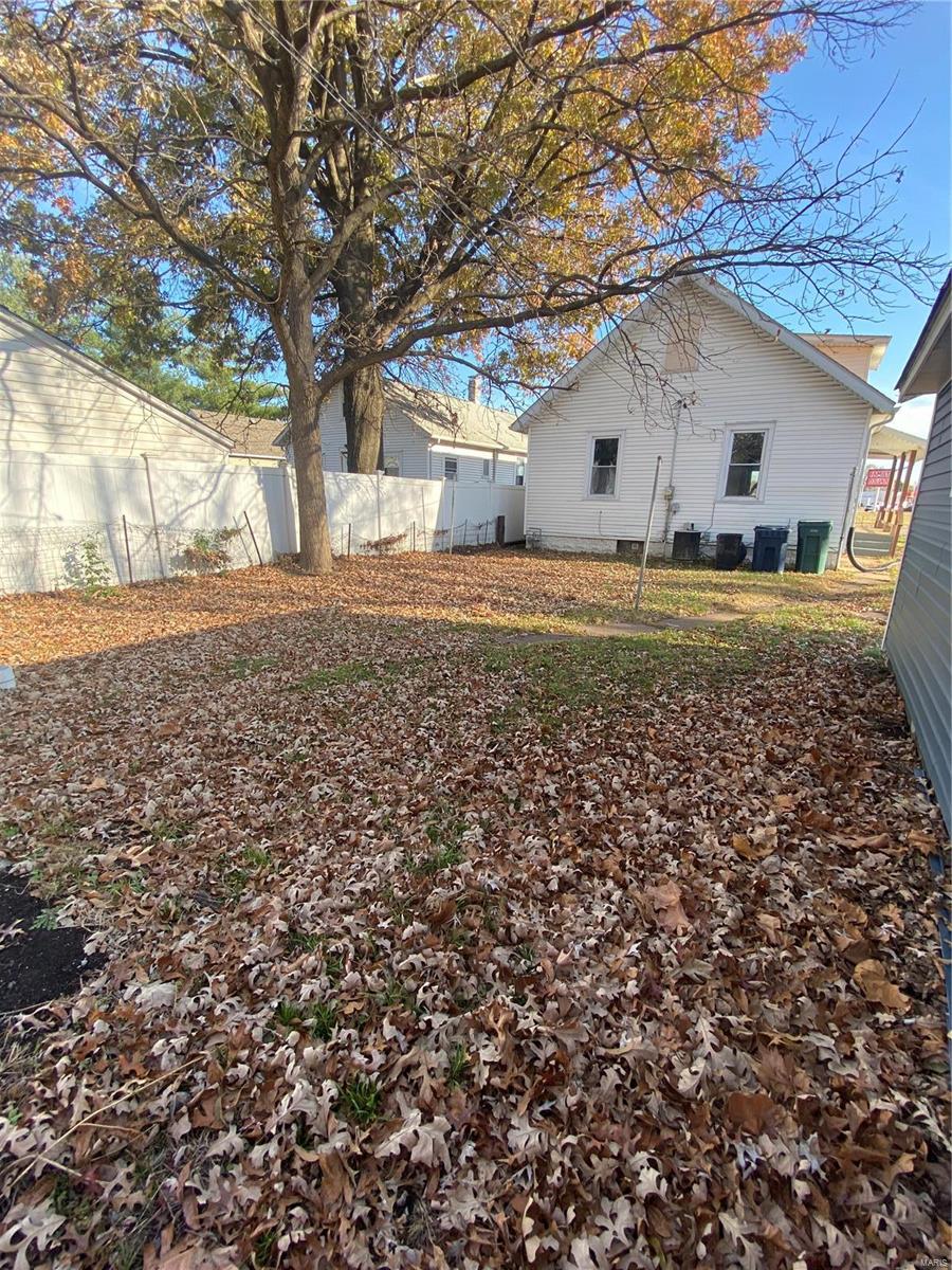 1835 Rhodes Street Madison, IL 62060 - Photo 6 of 32
