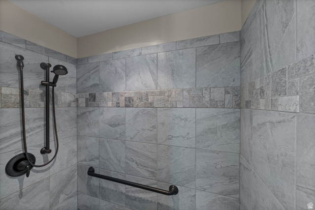 564 Spring Meadow Lane Farmington, UT 84025 - Photo 22 of 31 Tiled shower with a decorative mosaic accent band and dark bronze fixtures