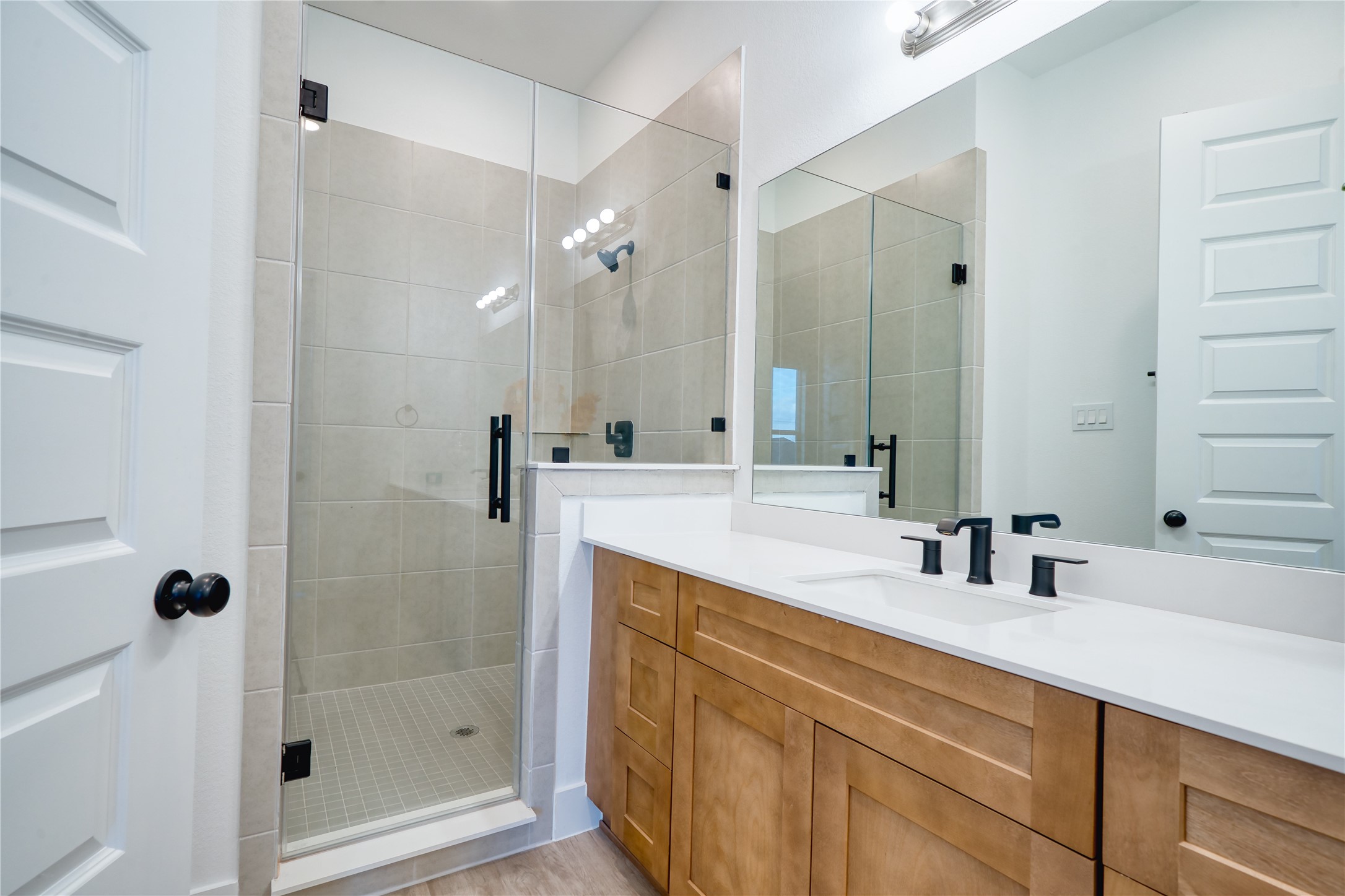 5324 Rue Street Houston, TX 77033 - Photo 3 of 28 JUMBO Shower