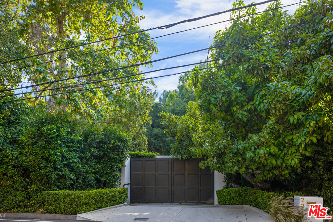 2231 Benedict Canyon Drive Beverly Hills, CA 90210 - Photo 3 of 50 a backyard of a house with lots of green space