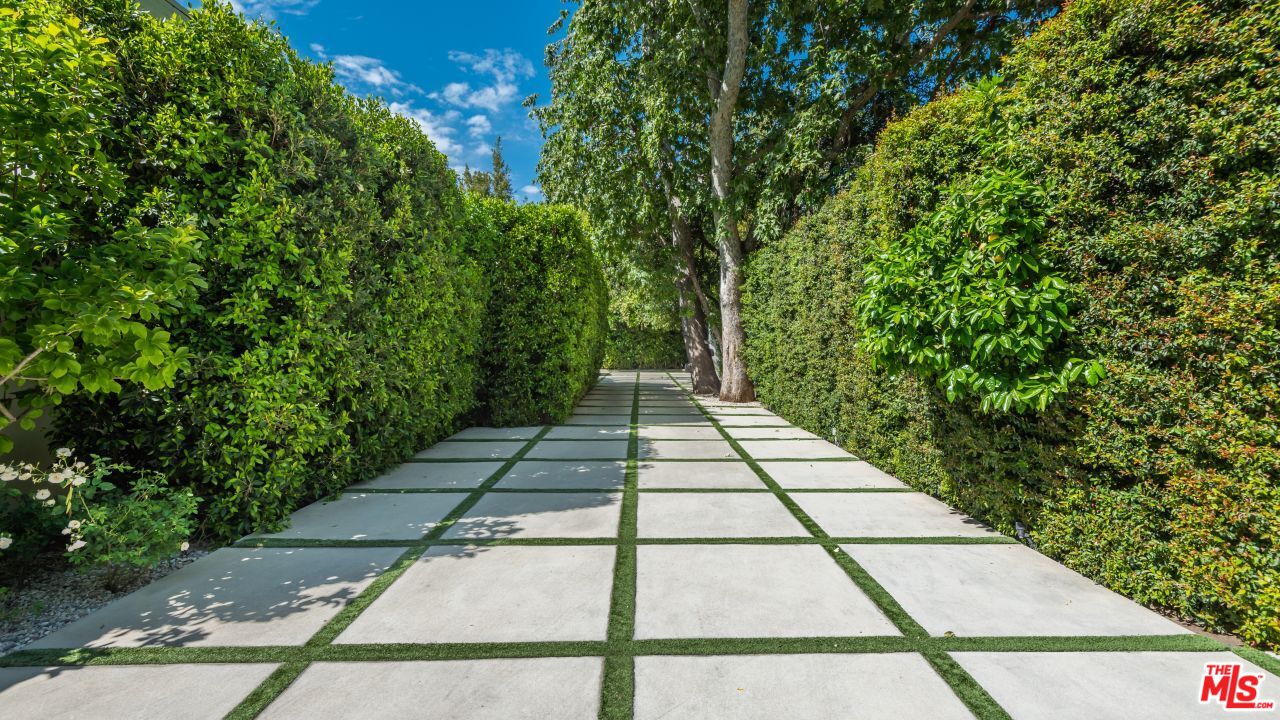 2231 Benedict Canyon Drive Beverly Hills, CA 90210 - Photo 4 of 50 a view of backyard with green space