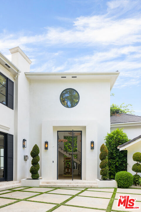 2231 Benedict Canyon Drive Beverly Hills, CA 90210 - Photo 45 of 50 a view of a house with a entertaining space